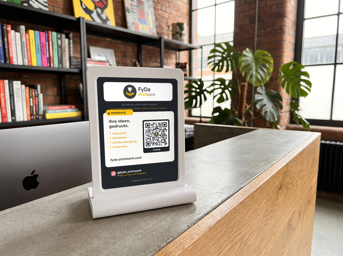 Individuell bedruckter Aufsteller mit Logo und QR-Code am Empfang