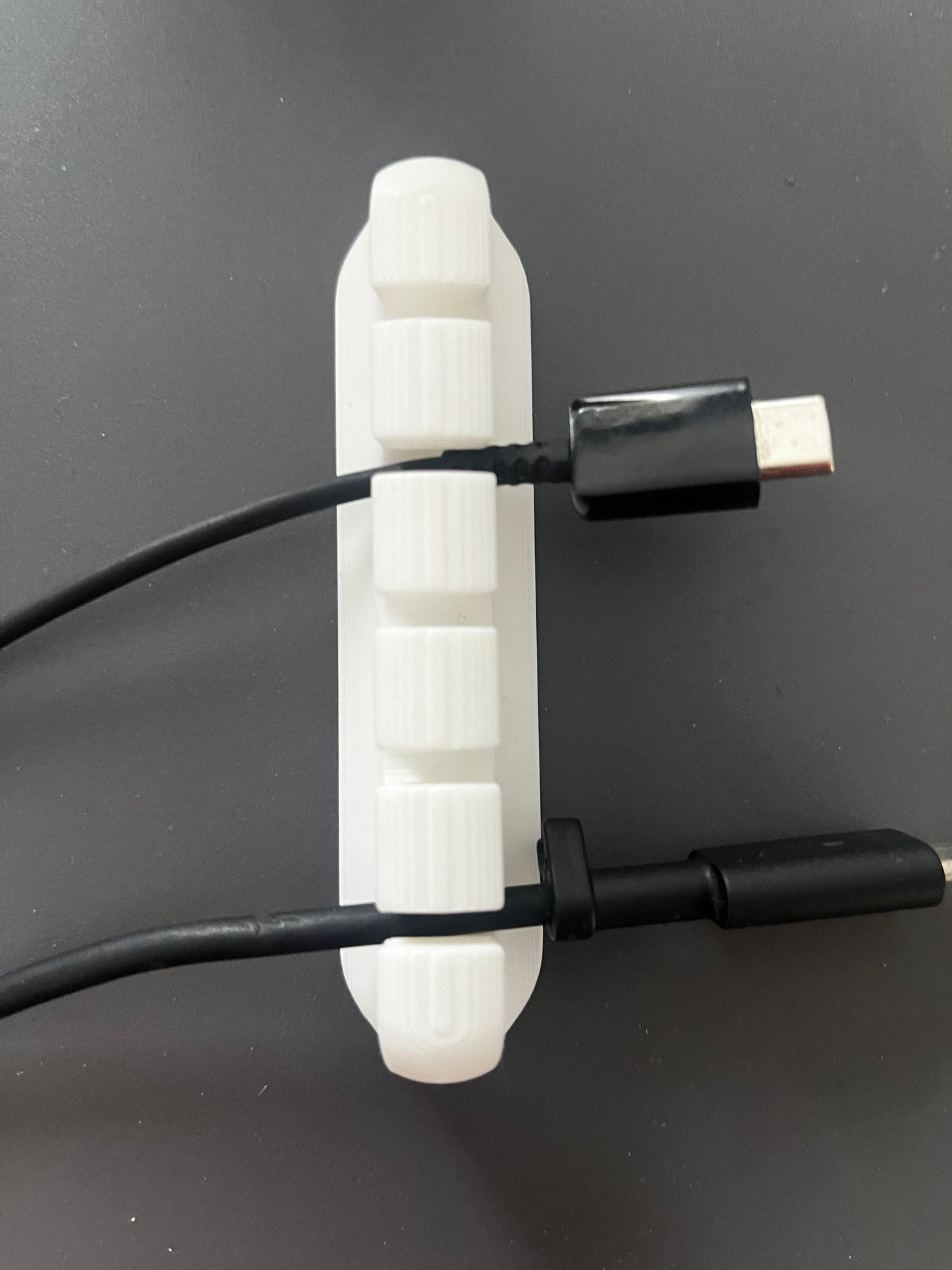 Kabelorganisierer aus umweltfreundlichem 3D‑Druck – Kabelhalter 5‑fach – Schreibtisch Kabelmanagement – mit Gratis Stripes – FyDa Printwerk