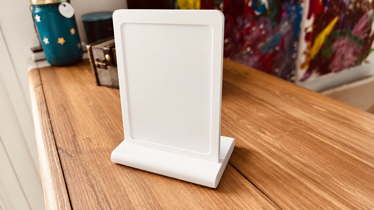Aufsteller aus 3D-Druck – individuell UV-bedruckbare Aufsteller für Empfang, Café, Praxis & Büro