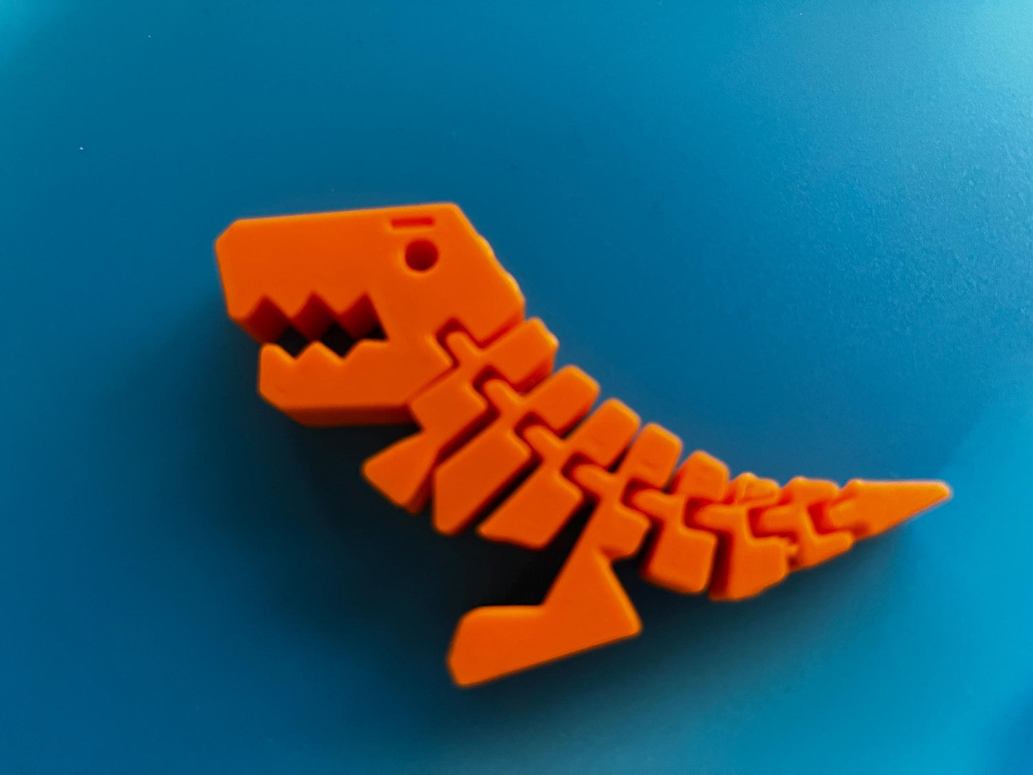 Beweglicher Flexi Rexi Dino aus umweltfreundlichen 3D-Druck Dinosaurier | Geschenk für Kinder | Schlüsselanhänger | Deko | Anti Stress