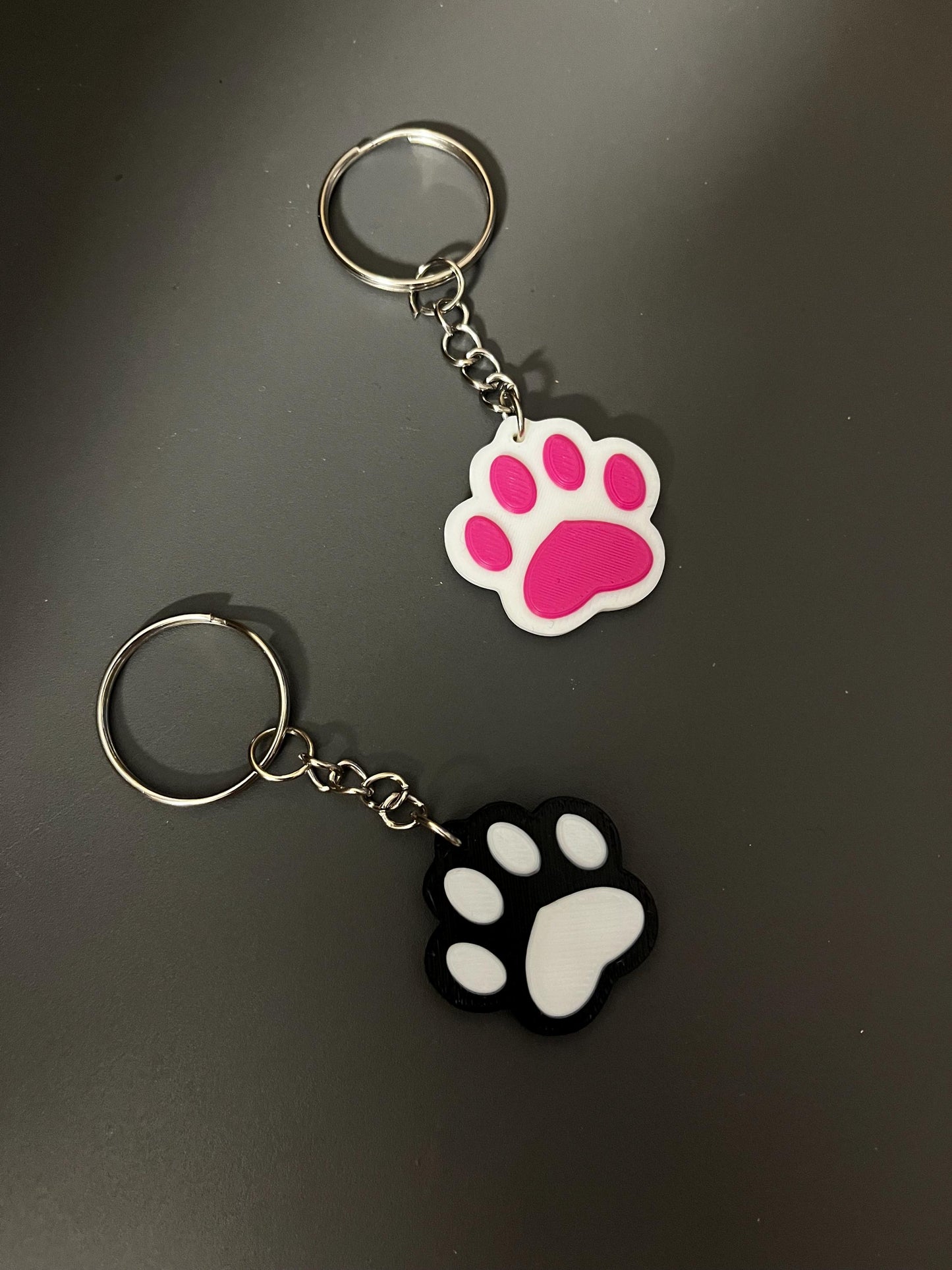 Katzenpfote Schluesselanhaenger Set zwei Varianten Pink Weiss und Schwarz Weiss