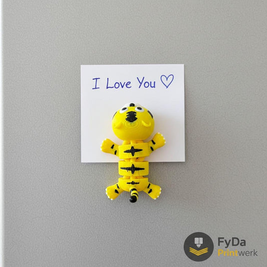 3D-gedruckter Tiger-Magnet hält Notizzettel mit &quot;I Love You&quot; und Herz am Kühlschrank, FyDa Printwerk