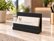 Visitenkartenständer aus PLA mit Visitenkarten am Arbeitsplatz