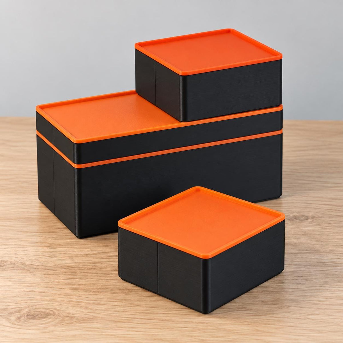Magnetische Stapelbox aus 3D-Druck mit Ablagedeckel auf dem Schreibtisch