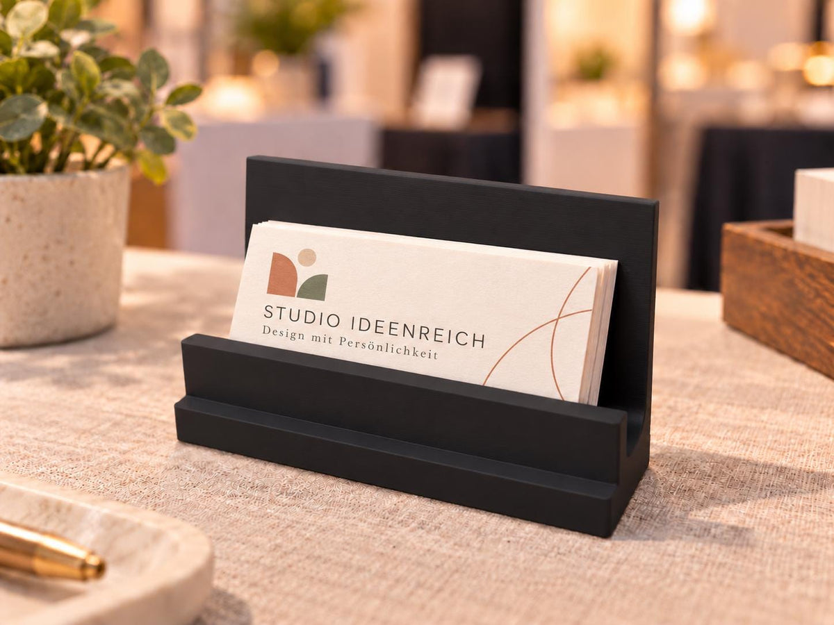Minimalistischer Visitenkartenhalter aus PLA von FyDa Printwerk auf dem Schreibtisch