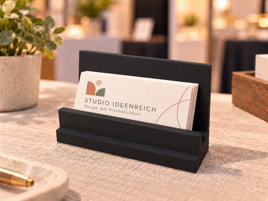 Minimalistischer Visitenkartenhalter aus PLA von FyDa Printwerk auf dem Schreibtisch