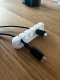 Kabelorganisierer 5-fach aus dem 3D-Druck mit USB-C-Kabeln auf dem Schreibtisch – FyDa Printwerk