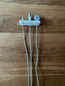 Kabelhalter 5-fach mit Lightning-, USB- und Smartwatch-Ladekabel – Kabelmanagement für Schreibtisch und Nachttisch