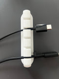 Kabelorganisierer weiß von oben mit eingelegten USB-C-Kabeln