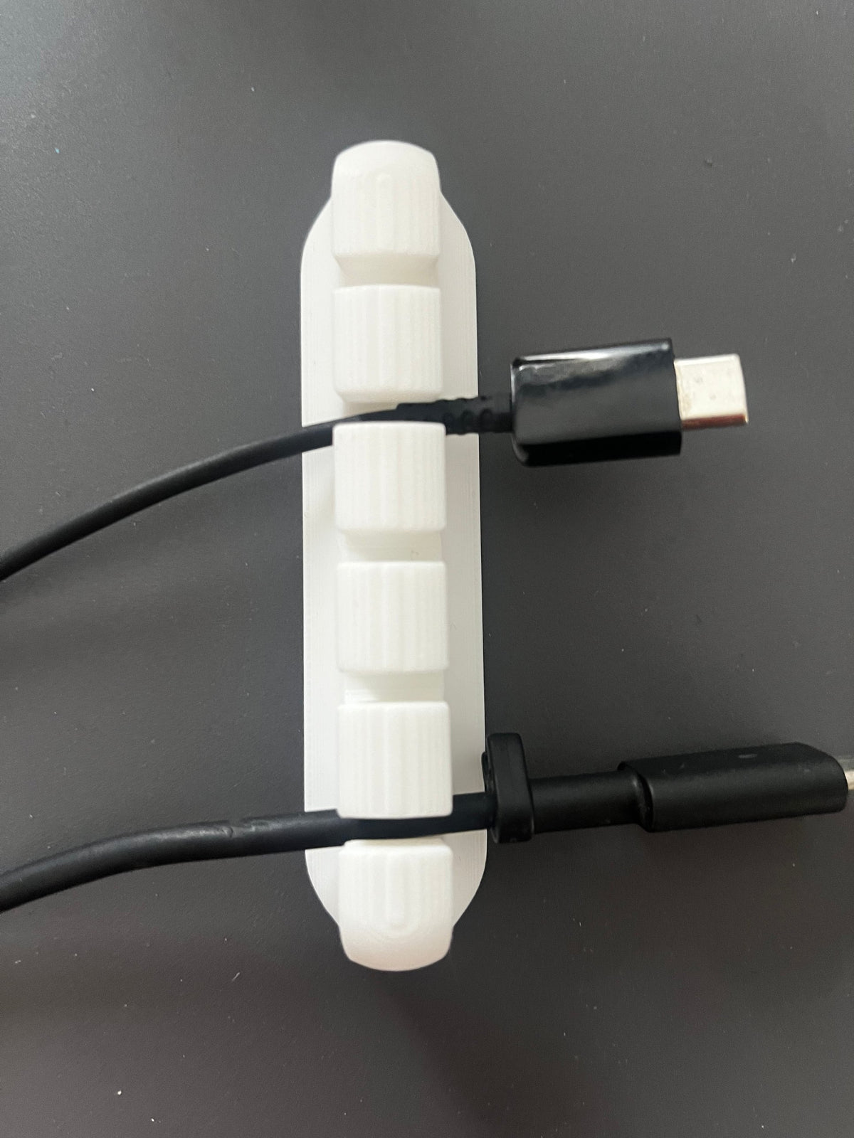 Kabelorganisierer weiß von oben mit eingelegten USB-C-Kabeln