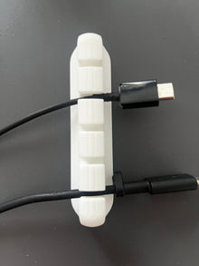 Kabelorganisierer weiß von oben mit eingelegten USB-C-Kabeln